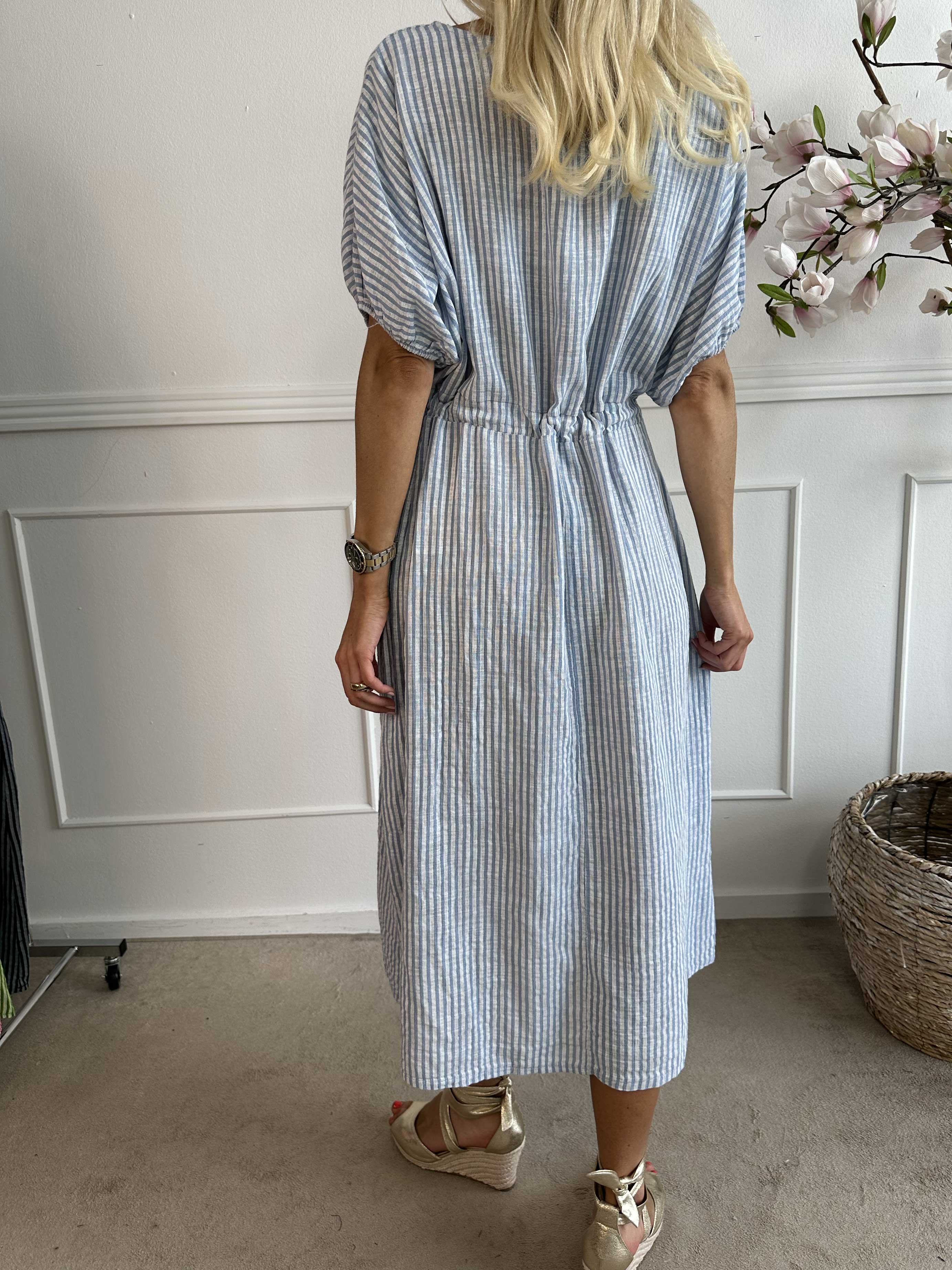 Ellie - Lang bomuldskjole med bindebånd i taljen